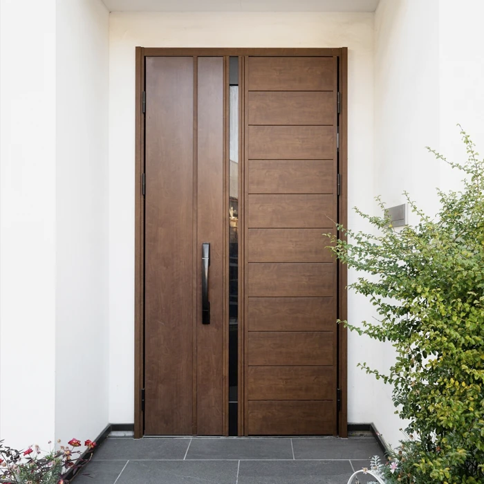 Puerta desajustada que no cierra correctamente en el hogar